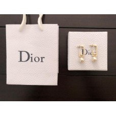 Обеци Christian Dior Simple White Pearl с правоъгълна рамка от жълто злато в Дубай