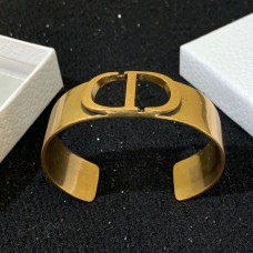 Гривна Christian Dior 30 Montaigne с антично златисто покритие и CD мотив, издълбана, с висулка и месингов маншет