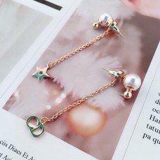 Обеци Dior La Petite Tribale CD Signature Star Detail от бяла перла и жълто злато, асиметрични