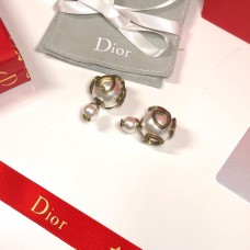 Обеци Christian Dior Tribales с асиметрична месингова форма и бели перли CD