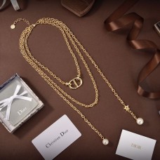 Дамско колие Christian Dior с лого на CD и инициали в тъмносиньо и бели перли, позлатено с жълто злато.