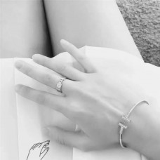 Индивидуална пръстен Tiffany Atlas с три кристала за цена в Дубай