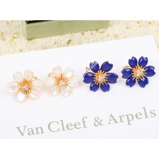 Обеци Van Cleef Arpels Rose de Noel в бяло/синьо с диаманти