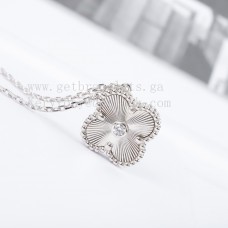 Висулка Van Cleef Arpels Alhambra с релефни мотиви с диамант